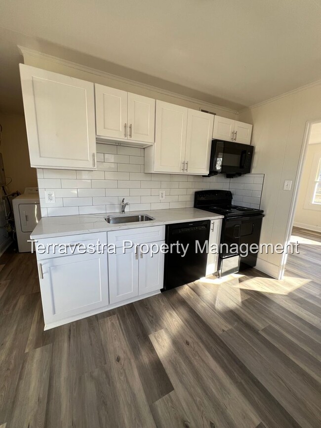 Building Photo - Beautifully remodeled 3 bedroom in Upper D...