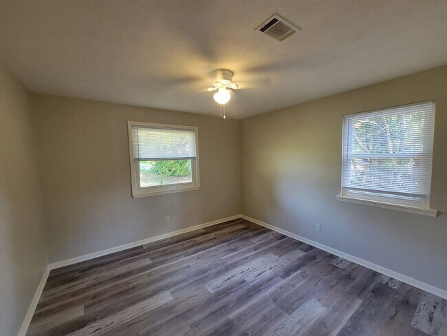 Building Photo - 225 Pecan Dr