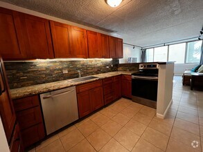 Building Photo - Renovated, Partially Furnished, Central Lo...