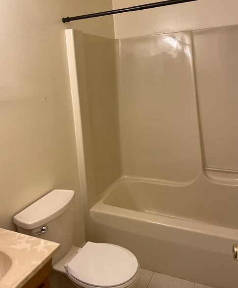 Building Photo - 838 State St