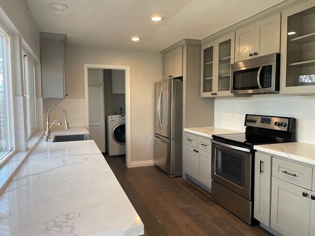 Building Photo - Light Bright 4 bedroom in Irvine