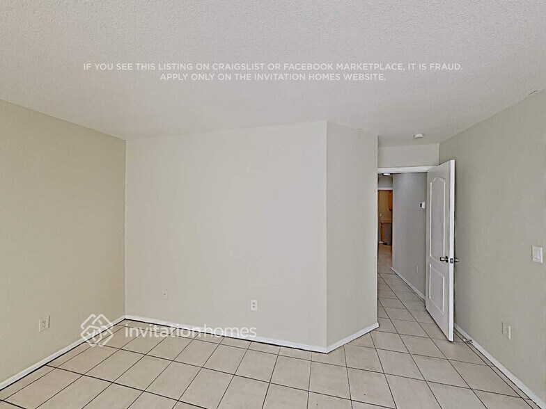 Building Photo - 2527 E Wier Ave