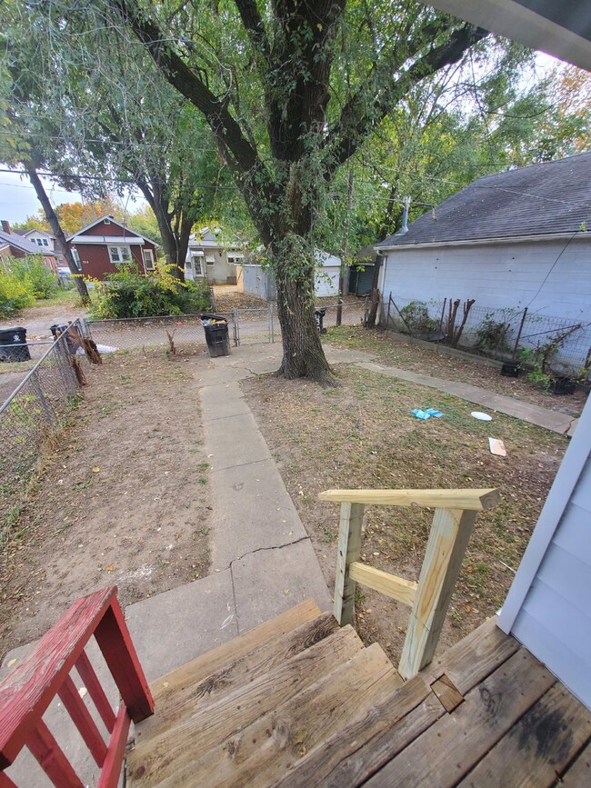 Building Photo - "2-Bedroom Duplex Home in Louisville with ...