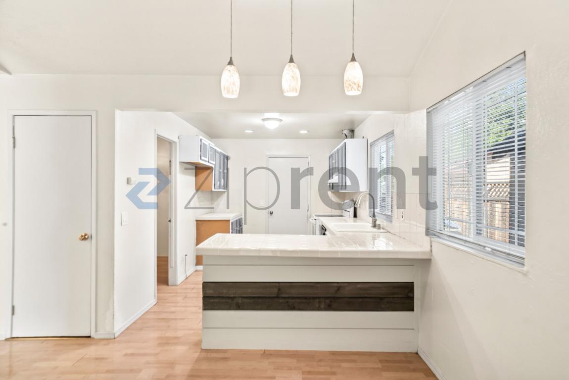 Building Photo - Unit