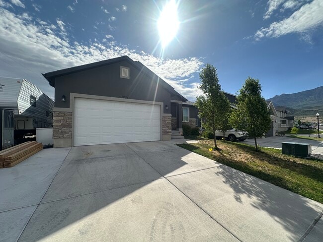 Building Photo - Summit ridge home