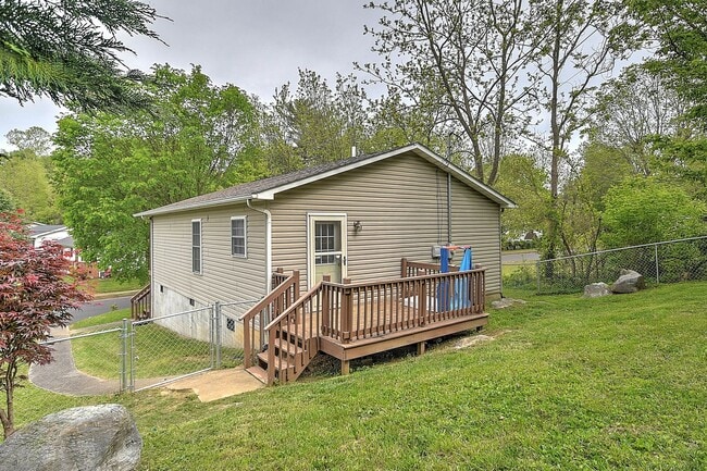 Building Photo - 303 Moorland Dr