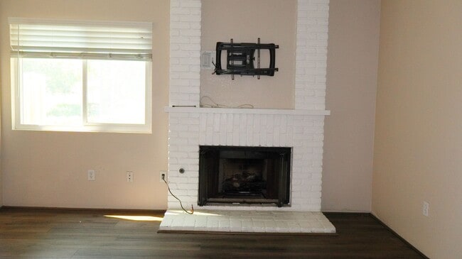 Building Photo - Beautiful 3 bedrooms corner unit condo located in Poway.