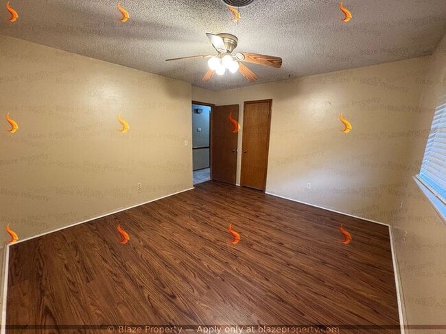 Building Photo - Charming 3 Bed, 2 Bath Home with Garage & ...