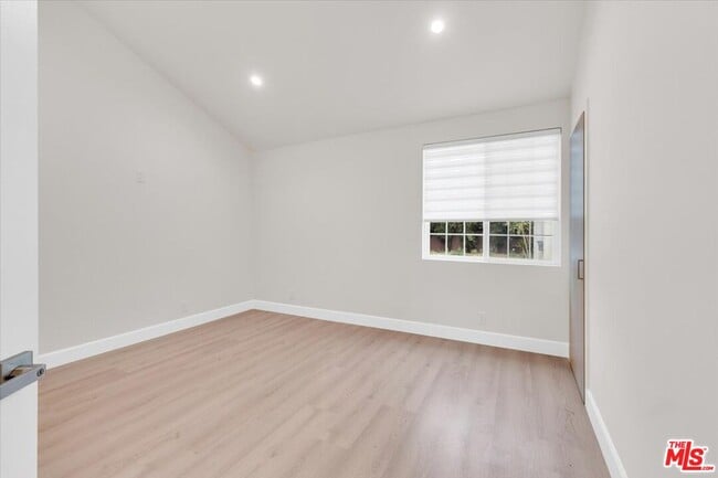 Building Photo - 6917 Encino Ave