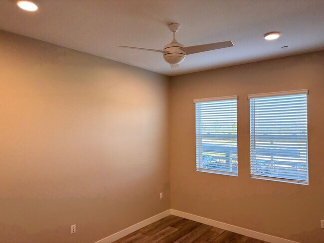 Building Photo - 2 Bed 2 Bath for Rent in Escondido