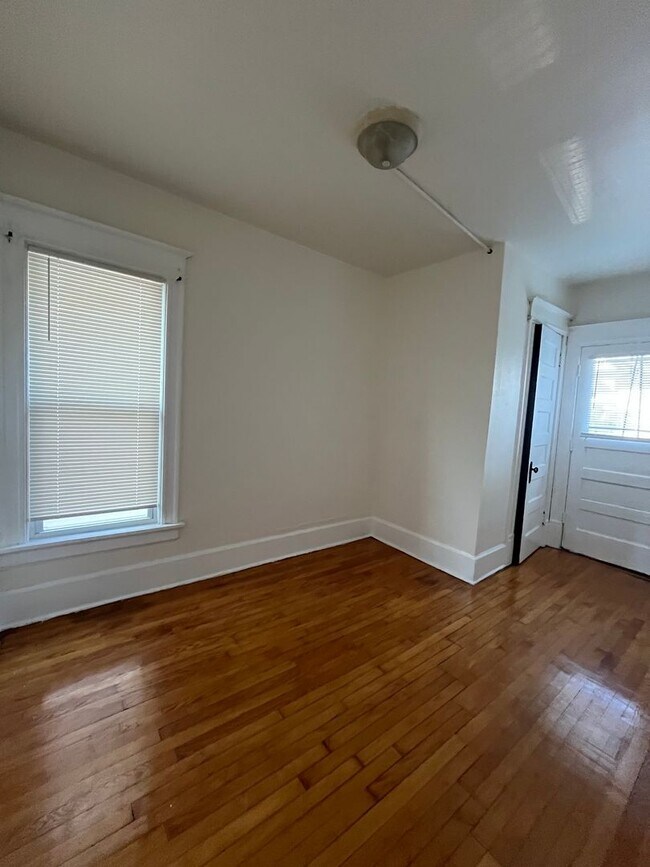 Building Photo - 2BR Upper Unit Off Brady St in the Heart o...