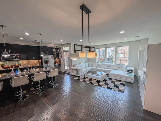 Building Photo - Stunning and Spacious 3 Bed, 2.5 Bath End-...