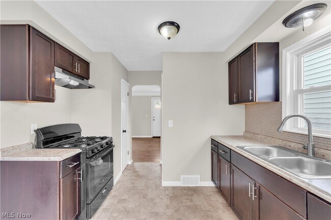 Building Photo - 8008 Pelham Dr