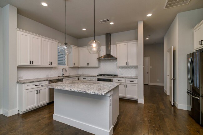 Building Photo - GORGEOUS 3 BEDROOM TOWNHOUSE LOCATED IN FORT WORTH!