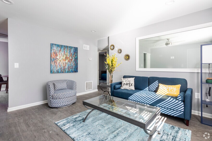 2BR, 1BA - 850 SF - Gardens at Park West