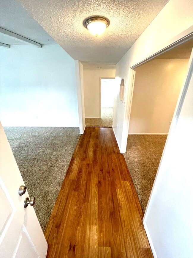 Building Photo - 3 Bedroom, 2 bath home in Sunset Village