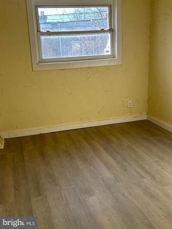 Building Photo - 914 Burnside Rd