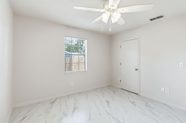 Building Photo - PENDING APPLICATION-Newly Renovated 3-Bedroom Home in Emerald Lake Colony – Move-In Special!