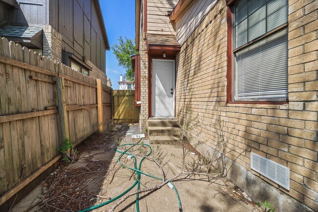 Building Photo - 220 Alexandria St