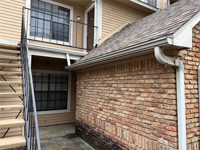 Building Photo - Spacious Ground Floor Unit in Quiet Locati...
