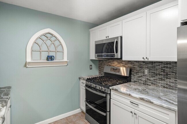 Building Photo - 7 Greenbriar Dr