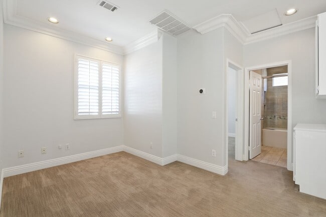 Building Photo - Spacious 3 Bedroom 3 Bath Available Now!