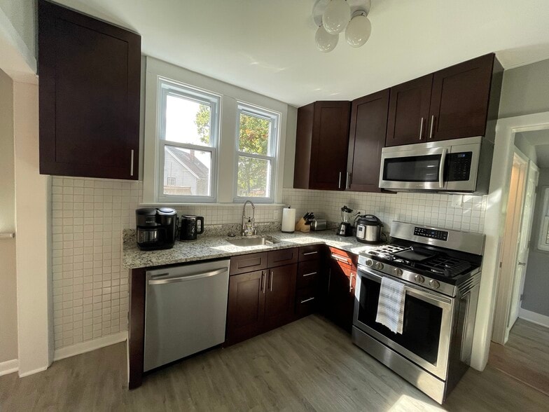 Building Photo - 48 S Glenview Ave