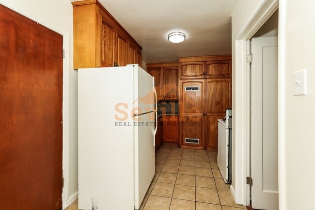 Building Photo - Single story 3BR/1BA home in convenient South Berkeley neighborhood.