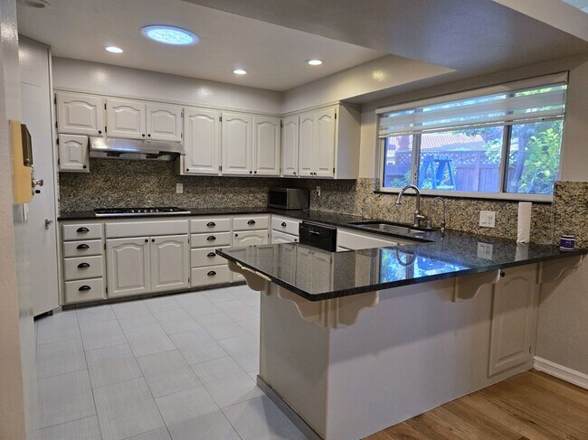 Building Photo - 6390 Bose Ln