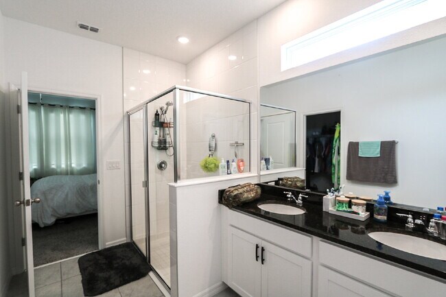 Building Photo - Stunning 4-Bedroom Home in South Fork with...