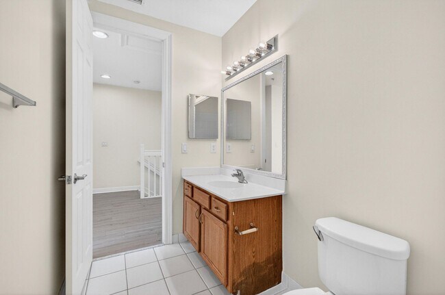 Building Photo - 4 BEDROOMS 3.5 BATHROOMS!! GATED COMMUNITY