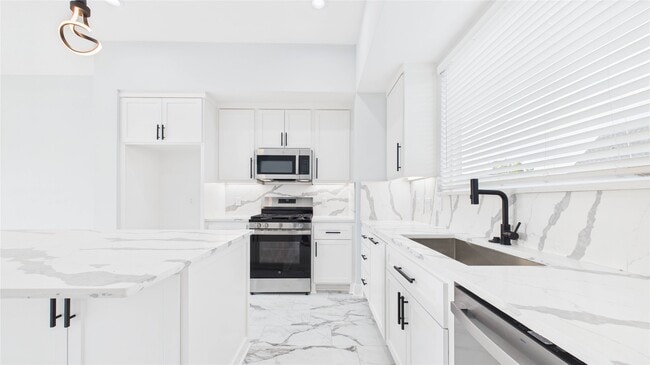 Building Photo - 3413 Daphne St