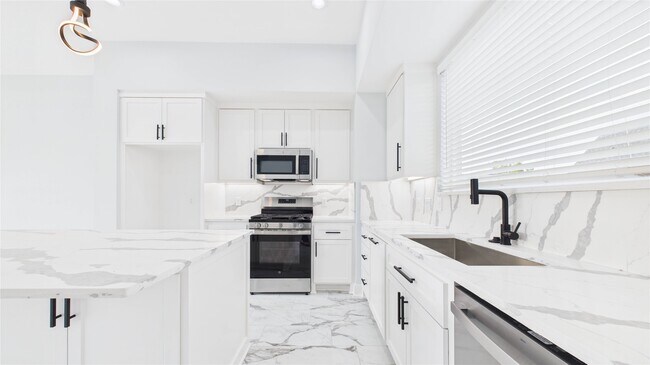 Building Photo - 3415 Daphne St