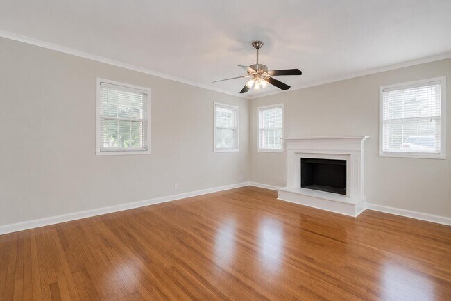 Building Photo - 208 N Lewis Ct