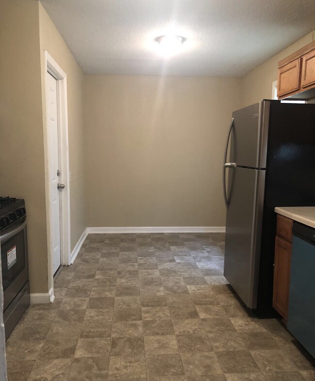 Building Photo - Gorgeous South KC Split Level