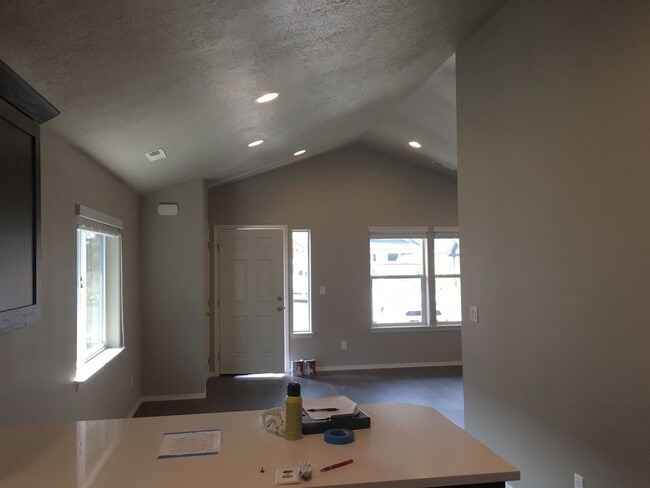 Building Photo - Single Level 2 Bedroom / 1 Bathroom in SW Redmond
