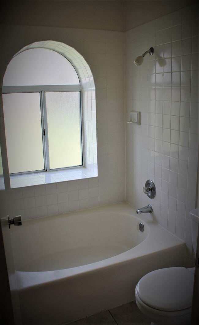 Building Photo - 4 bedroom FAMILY SPECIAL with RV storage o...