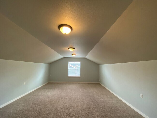 Building Photo - Spacious 3-Bedroom Home with Bonus Room in...