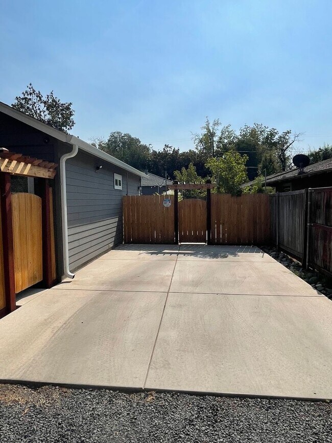 Building Photo - 126 W 20th St