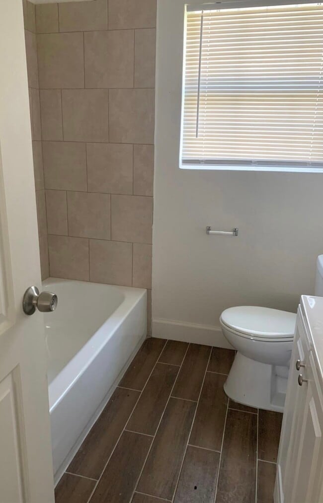 Building Photo - 10430 Wicklowe St