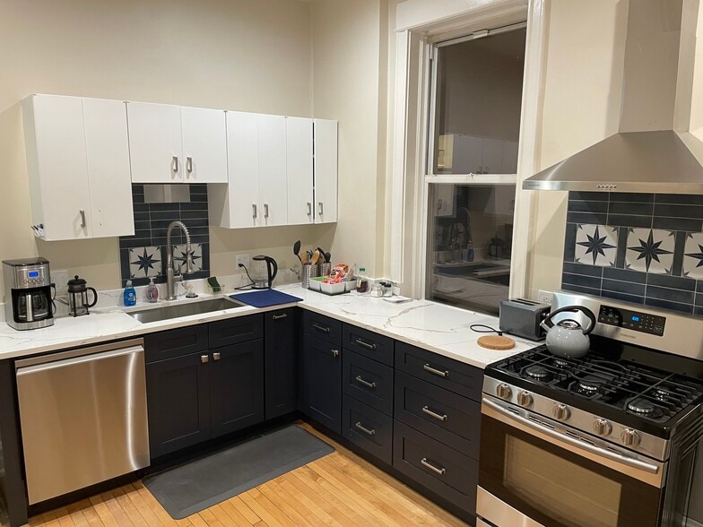 Kitchen - 1320 W Carmen Ave