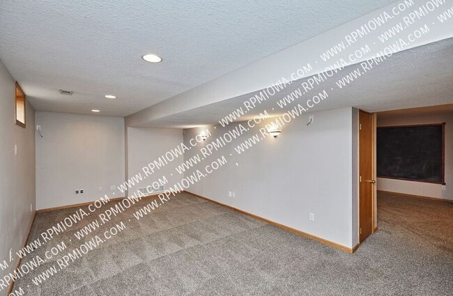 Building Photo - 1913 NW Pleasant St