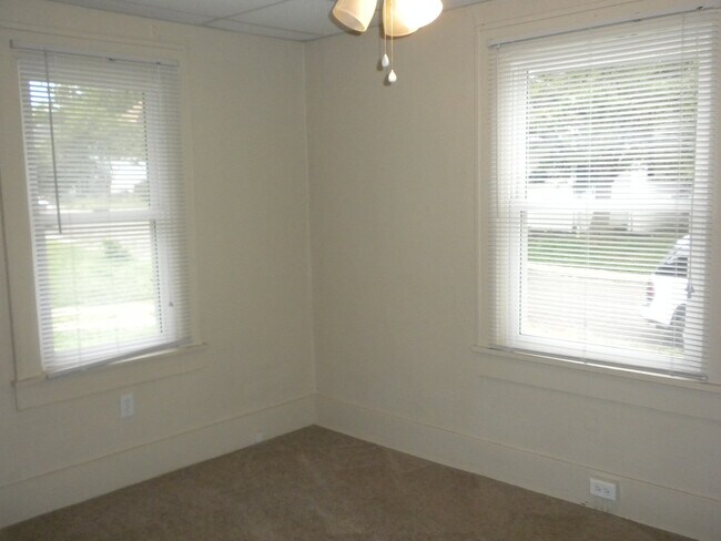 Building Photo - 2 bedroom/1 bathroom home