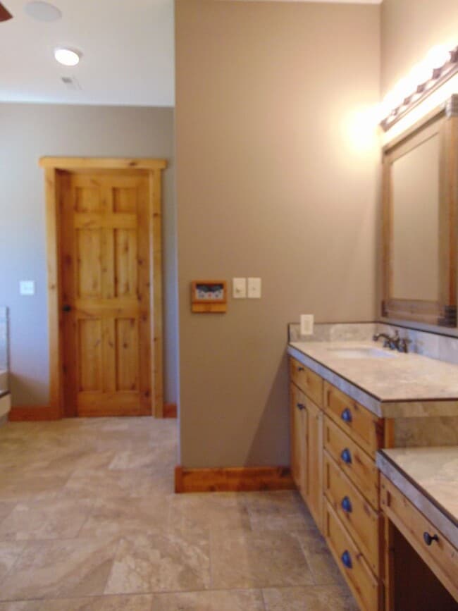 Building Photo - Majestic 3 Bed Mid MO Ranch!