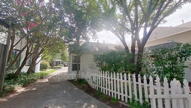 Building Photo - 5739 Kenwood Ave