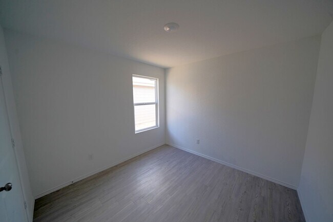 Building Photo - Gorgeous like-new home Available for Rent in Converse! Realtor Commission: $500