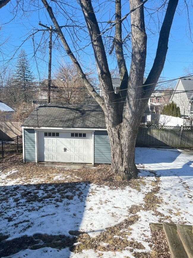 Building Photo - Charming 3-Bedroom Home in a Convenient an...