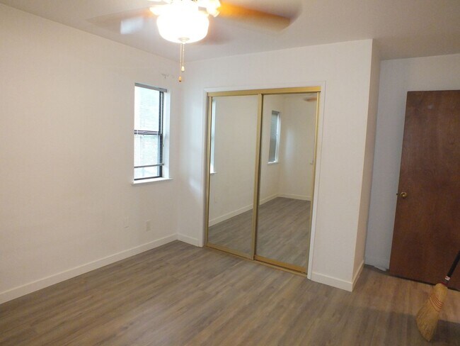 Building Photo - 5680 Azalea Cir