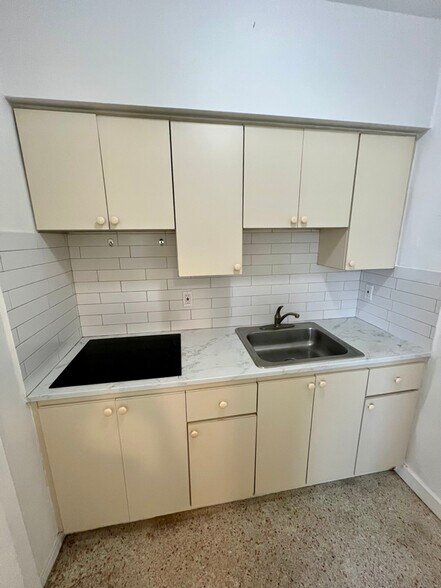 Building Photo - 401 SW 8th Ct