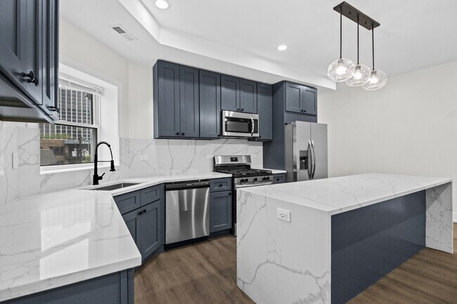 Building Photo - 4338 N Clarendon Ave